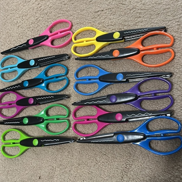 12 pairs of scrapbook scissors - Picture 2 of 2